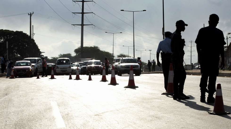Trânsito intenso, aglomerados de pessoas e longas filas para os transportes retratam o estado de emergência em Luanda, onde milhares de angolanos continuam a circular na rua, apesar dos veementes apelos das autoridades para que fiquem em casa, Luanda, 04 de maio de 2020. Apesar das máscaras de pano serem omnipresentes - até porque ninguém pode andar de transportes sem equipamento de proteção - a desobediência às regras continua e o distanciamento social é ignorado, tendo-se tornado mais visível na terceira fase do estado de emergência, declarado pela primeira vez em 27 de março para travar o avanço do novo coronavírus. AMPE ROGÉRIO / LUSA
