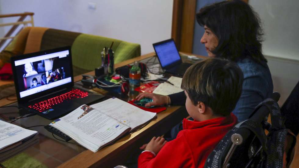 Francisco Gouveia, tem dificuldade em assistir às aulas devido às constantes quebras na transmissão da imagem e do som, e a mãe Margarida Dias tem dificuldades no teletrabalho, em Vila Nova, uma das localidades onde, apesar da transição digital, ainda há locais sem acesso a internet de qualidade, Miranda do Corvo, 19 de fevereiro de 2021. (ACOMPANHA TEXTO DA LUSA DO DIA 05 DE MARÇO DE 2021). PAULO NOVAIS/LUSA