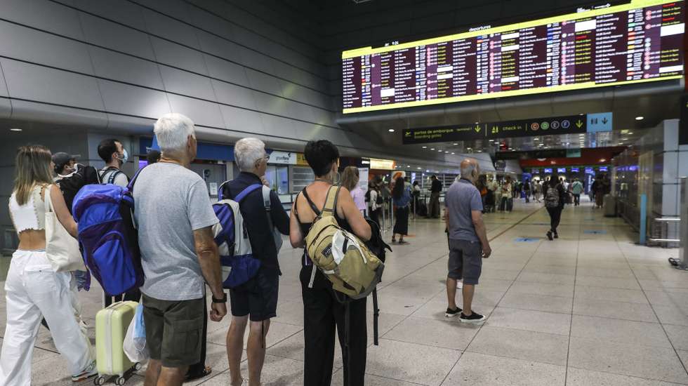 Passageiros no terminal 1 do aeroporto de Lisboa, durante a greve da Portway, desde as 00:00 de hoje e até às 23:59 do dia 28, nos aeroportos de Lisboa, Porto, Faro e Funchal, organizada pelo Sindicato Nacional Dos Trabalhadores Da Aviação Civil (SINTAC), contra a política de recursos humanos assumida ao longo dos últimos anos pela Portway, empresa detida pelo Grupo VINCI, de "confronto e desvalorização dos trabalhadores por via de consecutivos incumprimentos do Acordo de Empresa, confrontação disciplinar, ausência de atualizações salariais, deturpação das avaliações de desempenho que evitam as progressões salariais e má-fé nas negociações", junto ao aeroporto de Lisboa, 26 de agosto de 2022. MIGUEL A. LOPES/LUSA