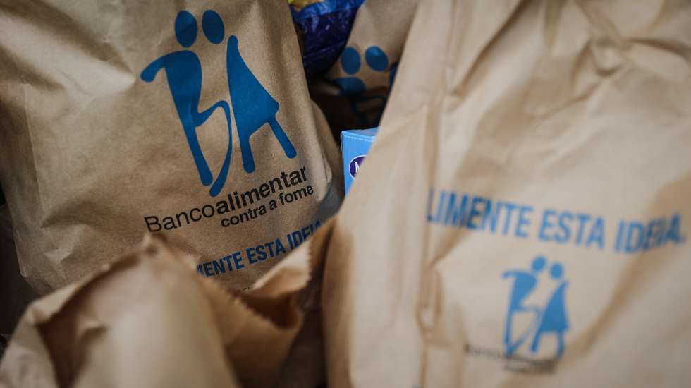 Voluntários trabalham na recolha de alimentos nas instalações do Banco Alimentar Contra a Fome, em Lisboa, 27 de novembro de 2021. Nos próximos dias 27 e 28 de novembro, a campanha de recolha de alimentos promovida pelos Bancos Alimentares Contra a Fome volta a ter equipas de voluntários nos supermercados de todo o país, a convidar os portugueses, de forma mais pessoal, à partilha de alimentos com as famílias com necessidades para que possam ter, não só um Natal mais feliz, mas alimento à mesa todos os dias.  RODRIGO ANTUNES/LUSA