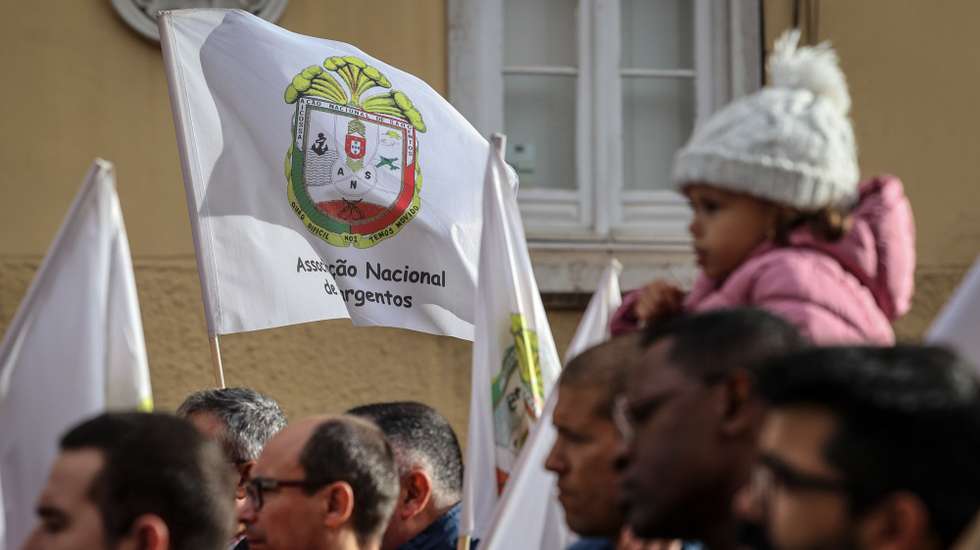 Elementos das associações militares e forças de segurança durante a ação de protesto que decorreu junto à residência oficial do primeiro-ministro contra os parcos aumentos salariais previstos para 2023, Lisboa, 19 de novembro de 2022. O protesto, é organizado pela Comissão Coordenadora Permanente (CCP) dos Sindicatos e Associações dos Profissionais das Forças e Serviços de Segurança, estrutura que congrega os sindicatos e associações mais representativos do setor da segurança interna, e pelas associações das Forças Armadas Associação Nacional de Sargentos (ANS), Associação de Oficiais das Forças Armadas (APFA) e Associação de Praças (AP). ANTÓNIO COTRIM/LUSA