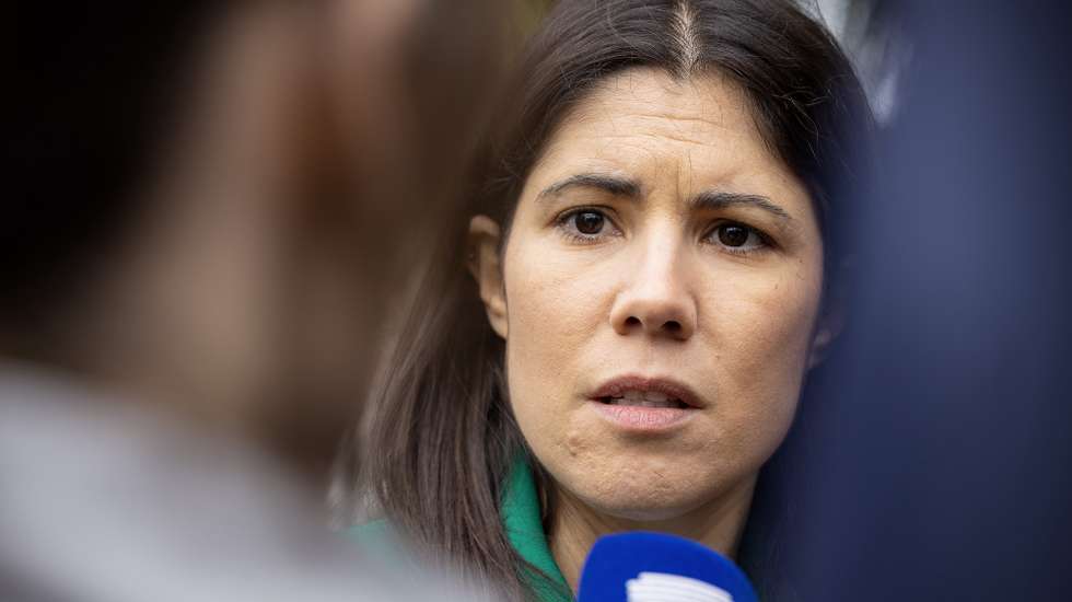 A coordenadora do Bloco de Esquerda (BE), Mariana Mortágua, fala à imprensa durante o plenário de trabalhadores da RTP, no Centro de Produção do Norte da RTP, em Vila Nova de Gaia, 03 de novembro de 2023. Este plenário acontece durante o decurso da greve que o Sindicato Nacional dos Trabalhadores das Telecomunicações e Audiovisual, SINTTAV marcou entre o dia 28 e o dia 3 de Novembro. JOSÉ COELHO/LUSA