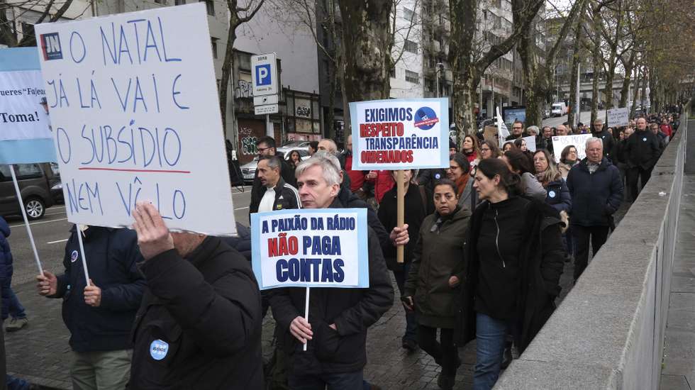 Trabalhadores participam na greve de 24 horas das redações do Jornal de Notícias, TSF, O Jogo e Diário de Notícias, detidas pelo Global Media Group (GMG), convocada pelo Sindicato dos Jornalistas, Porto, 10 de janeiro de 2024. Os trabalhadores do GMG "exigem o pagamento imediato das retribuições em falta, do subsídio de Natal e a remuneração devida aos prestadores de serviço, vulgo “recibos verdes”; exigem que a Comissão Executiva ponha termo imediato a qualquer processo que determine a cessação de contratos de trabalho; exigem que a administração coloque o seu foco no investimento e na melhoria das condições de trabalho de forma a projetar o crescimento do grupo e a propiciar condições para uma efetiva liberdade de informação de todos os cidadãos". FERNANDO VELUDO/LUSA