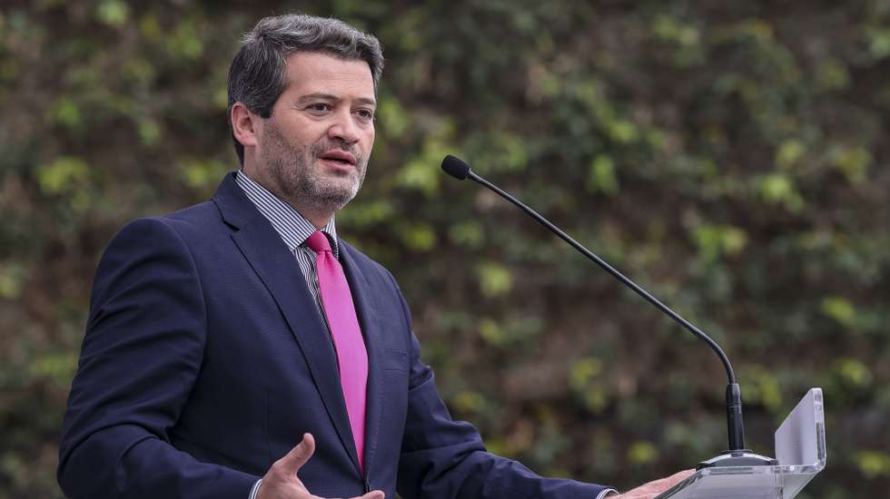 O presidente do Chega, André Ventura durante um almoço/comício da campanha do partido para as eleições legislativas de 10 de março, num restaurante em Coimbra, 2 de março de 2024. O Presidente da República decretou a 15 de janeiro a dissolução do parlamento e a convocação de eleições legislativas antecipadas para 10 de março, na sequência da demissão do primeiro-ministro, António Costa, apresentada em 07 de novembro, por causa da Operação Influencer, e de imediato aceite pelo Presidente da República. PAULO NOVAIS/LUSA