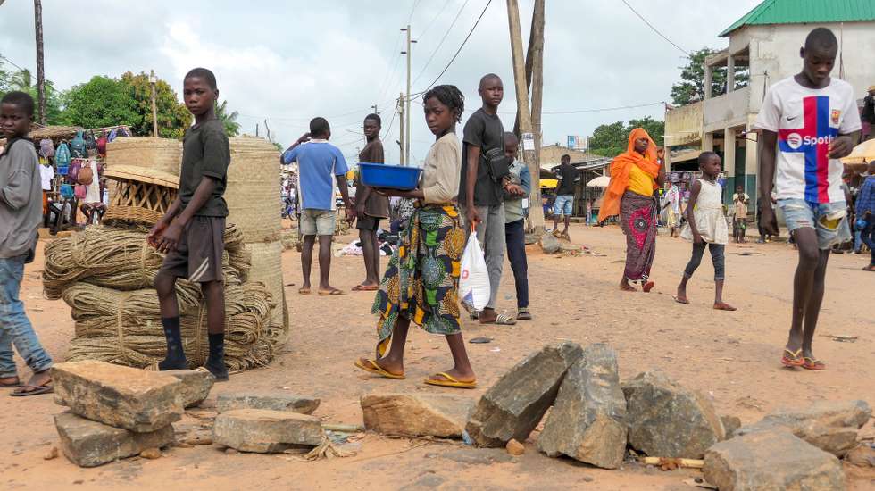 Na vila de Chiùre, sul da província moçambicana de Cabo Delgado, a vida muda, agora, do dia para a noite e o amanhecer na rua deixou de ser possível com a aproximação dos ataques terroristas na última semana, Chiùre, Moçambique, 24 de fevereiro. Na avenida principal da vila, o movimento intenso das primeiras horas do dia, com comércios abertos, centenas de vendedores ao longo de uma rua que se mistura entre terra batida, buracos e algum alcatrão, centenas a comprar ou caminhar sob um sol escaldante, vai esmorecendo ao início da tarde. (ACOMPANHA TEXTO DE 26 DE FEVEREIRO DE 2024). PAULO JULIÃO/LUSA