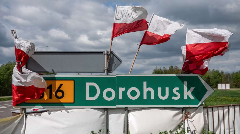 epa11288457 Farmers protest with Polish flags near the Polish-Ukrainian border crossing in Dorohusk, Poland, 19 April 2024. Polish farmers have been protesting for several weeks along with farmers from other European countries against EU farm imports and the European Green Deal.  EPA/Wojtek Jargilo POLAND OUT