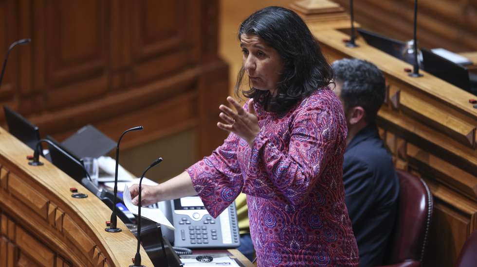 A líder parlamentar do Partido Comunista Português (PCP), Paula Santos, intervém durante o debate parlamentar de urgência pedido pelo PS sobre a descida do IRS anunciada pelo primeiro-ministro, Luís Montenegro. Assembleia da República em Lisboa, 17 de abril de 2024. MIGUEL A. LOPES/LUSA