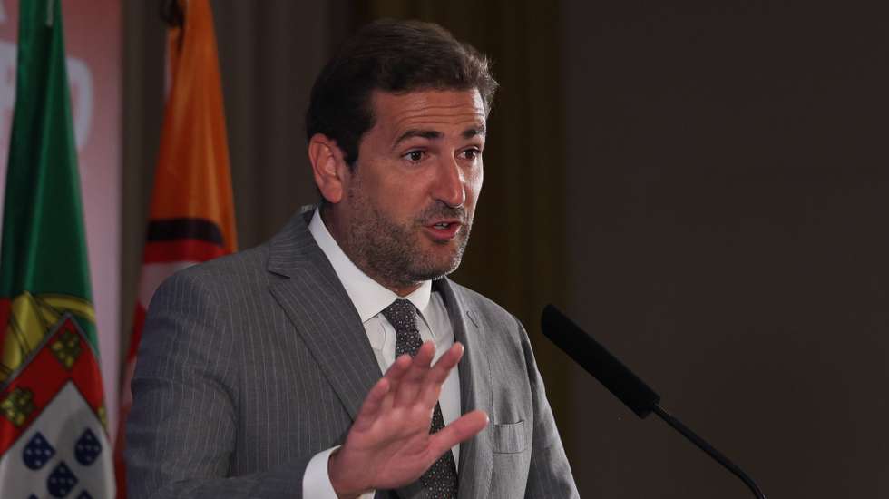 O presidente do grupo parlamentar do Partido Social Democrata, Hugo Soares, discursa na sessão de abertura das jornadas parlamentares do partido que decorrem nos dias 01 e 02 de julho de 2024, dedicadas ao Estado da Nação, sob o lema “Portugal no bom caminho”, num hotel de Sintra, 1 de julho de 2024. TIAGO PETINGA/LUSA