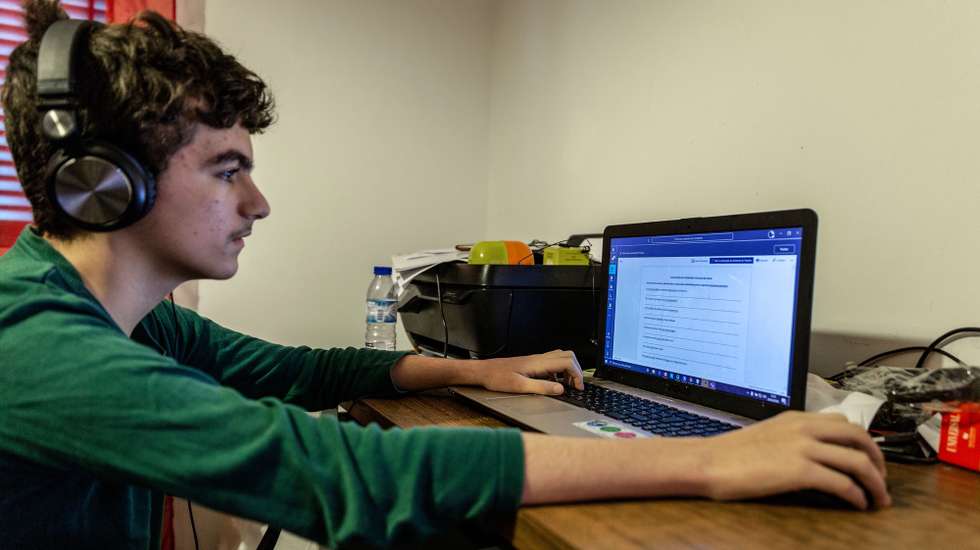 Francisco, aluno da  Escola Secundária da Ribeira Grande, durante uma aula por computador, Ponta Garça, Ilha de São Miguel, Açores, 20 de abrilde  2020. Em São Miguel, pais e professores preocupam-se, ainda, em aceder às plataformas digitais e garantir que todos os alunos têm acesso aos conteúdos que são disponibilizados 'online'. EDUARDO COSTA/LUSA