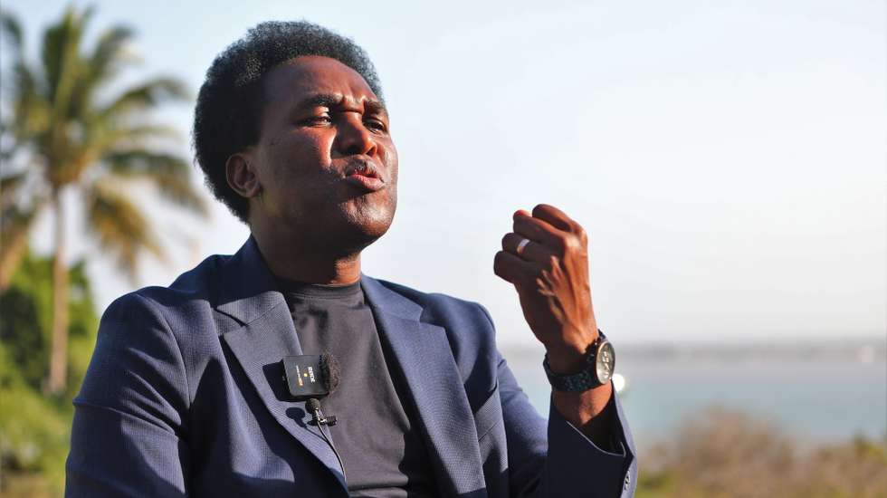 O candidato à Presidência da República de Moçambique para as eleições gerais de 09 de outubro, Venâncio Mondlane, em entrevista à Agência Lusa em Maputo, Moçambique, 14 de agosto de 2024. O candidato presidencial Venâncio Mondlane apelidou hoje o Estado moçambicano de "babilónico", referindo que o vai reformar e despartidarizar como primeira medida caso seja eleito Presidente da República nas eleições de outubro. (ACOMPANHA TEXTO DE 19-08-2024). LUÍSA NHANTUMBO/LUSA