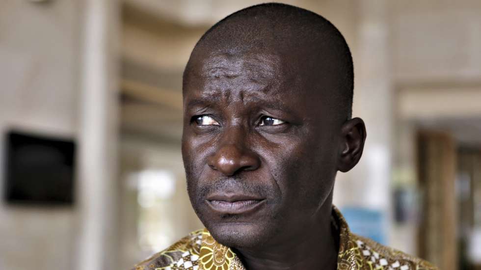Manuel de Araújo, reeleito autarca moçambicano de Quelimane, na Zambézia, centro de Moçambique, posa para a fotografia durante uma entrevista à agência Lusa em Maputo, Moçambique, 18 de janeiro de 2024. O autarca admitiu hoje concorrer à liderança da Resistência Nacional Moçambicana (Renamo) se não tiver “respostas” dos candidatos aos problemas do país e que Ossufo Momade, atual presidente só com “uma metamorfose” pode continuar. LUÍSA NHANTUMBO/LUSA