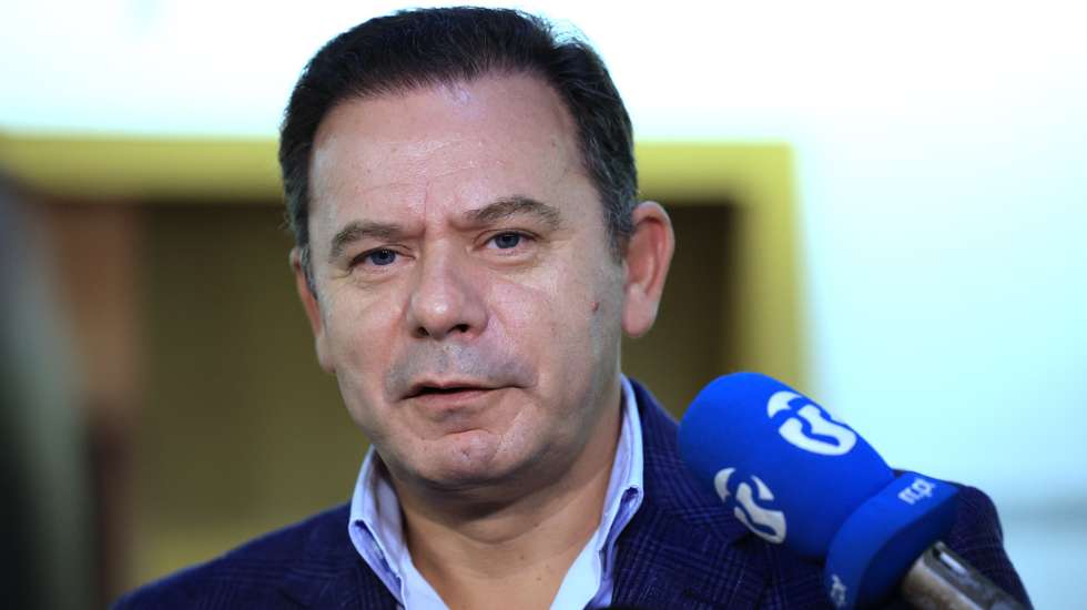 O presidente do Partido Social Democrata (PSD) e candidato único à presidência, Luís Montenegro, fala com a comunicação social, depois de votar nas eleições diretas para a presidência do partido, em Espinho, 06 de setembro 2024. O atual primeiro-ministro, Luís Montenegro, recandidata-se a um segundo mandato de dois anos como presidente do PSD, partido que lidera desde 2022. ESTELA SILVA/LUSA