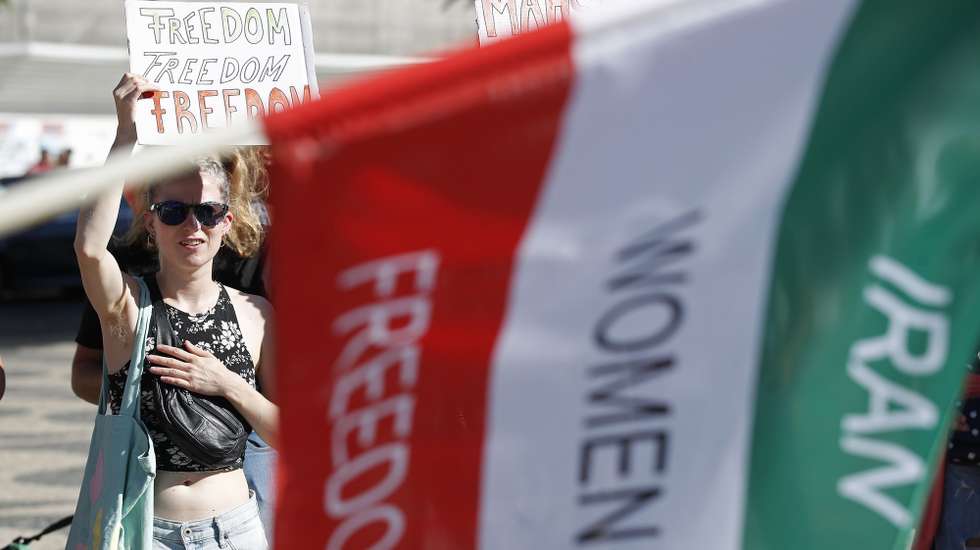 Um ativista iraniana manifesta-se durante uma concentração na Praça do Rossio, em solidariedade com as mulheres do Irão, em Lisboa, 01 de outubro de 2022. Desde a morte de Mahsa Amini, uma jovem iraniana de 22 anos detida por usar o véu de forma incorreta, os protestos têm-se multiplicado em território iraniano, com dezenas de pessoas mortas pelas autoridades locais. ANTÓNIO PEDRO SANTOS/LUSA