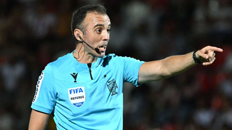 O árbitro João Pinheiro durante o jogo SC Braga vs Moreirense FC a contar para a I Lga de Futebol realizado no Estádio Municipal de Braga, 25 de agosto de 2024. HUGO DELGADO/LUSA