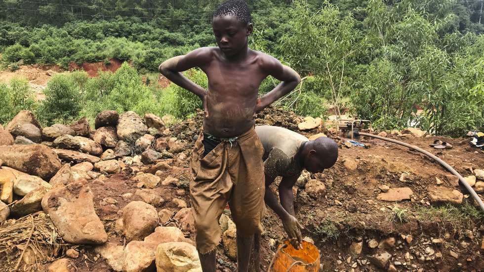 Um jovem garimpeiro trabalha em Mharidza, Manica, Moçambique, 6 de março de 2021. Na cidade de Manica há um mercado do ouro legal, do conhecimento das autoridades, mas há garimpeiros que preferem fugir ao radar dos fiscais, vendem-no a estrangeiros que por eles esperam em apartamentos alugados onde o negócio é feito quase que em surdina. (ACOMPANHA TEXTO DE 15/03/2021) ANDRÉ CATUEIRA/LUSA