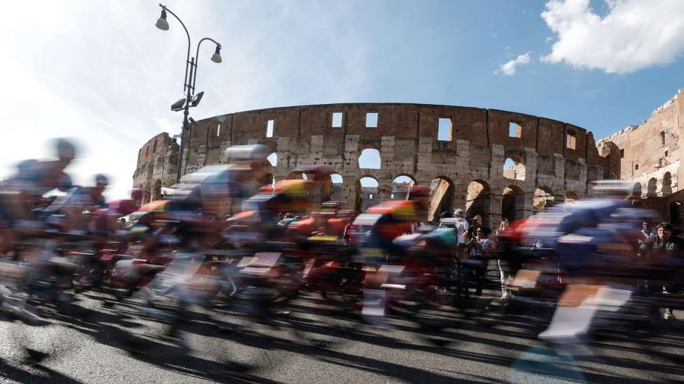 epa11371824 The pack of riders passes the Colosseum during the 21st and last stage of the Giro d'Italia 2024 cycling tour, in Rome, Italy, 26 May 2024.  EPA/GIUSEPPE LAMI