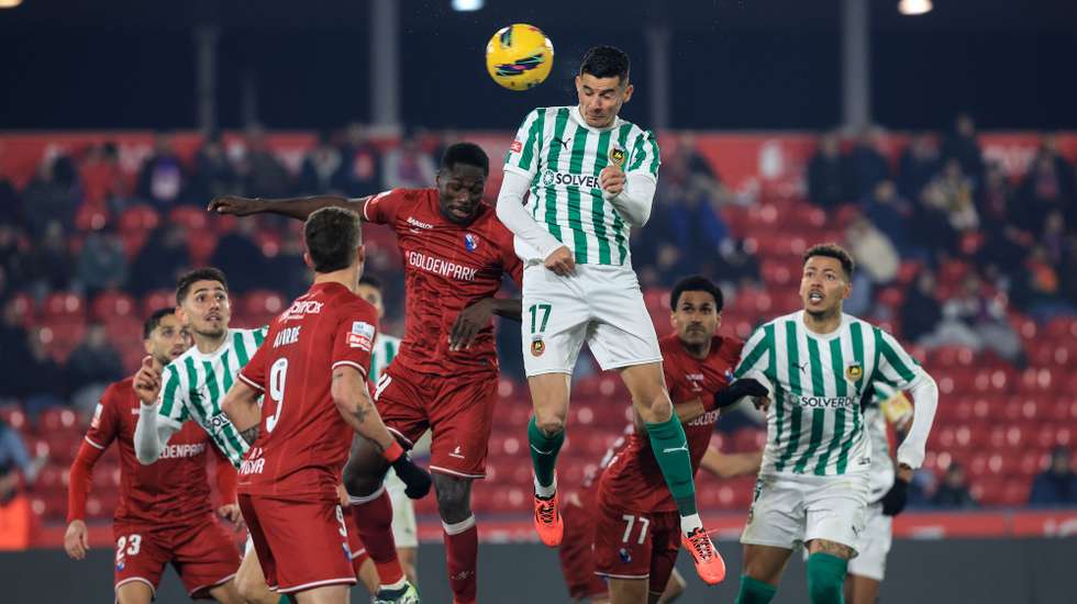 O jogador do Gil Vicente, Mory Gbane (C), disputa a bola com os jogadores do Rio Ave, Marious Vrousai (D) e Marious Vrousai (E), durante o jogo da I Liga de futebol, realizado no estádio Cidade de Barcelos, 06 de janeiro de 2025. ESTELA SILVA/LUSA