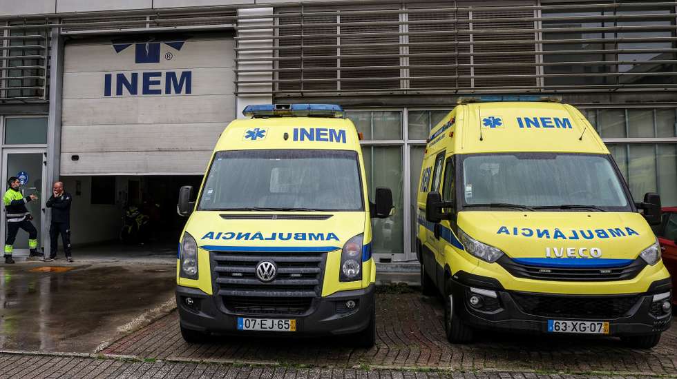 Viatura de emergência médica na Delegação Regional do Centro do INEM, em Coimbra, 21 de novembro de 2024. PAULO NOVAIS/LUSA