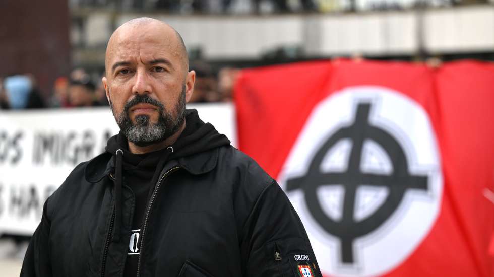 O porta-voz do Grupo 1143, Mário Machado, durante a manifestação "Menos Imigração e Mais Habitação", organizada pelo grupo 1143 (extrema-direita), Porto, 6 de abril de 2024. FERNANDO VELUDO/LUSA