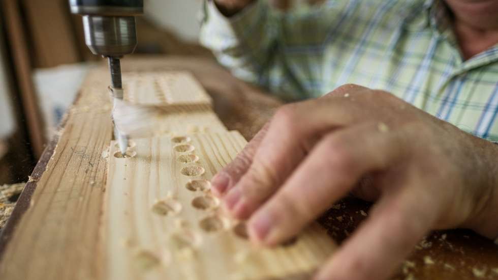 José Linhares, carpinteiro artesão, faz um jogo da marralhinha na sua oficina em Feteira, Angra do Heroísmo, ilha Terceira, Açores, 22 de novembro de 2024. A marralhinha, um jogo de tabuleiro, feito à mão, na ilha Terceira, nos Açores, é procurada pelos locais, mas também pelos turistas, mesmo pelos que nem sabem como se joga. (ACOMPANHA TEXTO DA LUSA DO DIA 24 DE NOVEMBRO DE 2024). ANTÓNIO ARAÚJO/LUSA