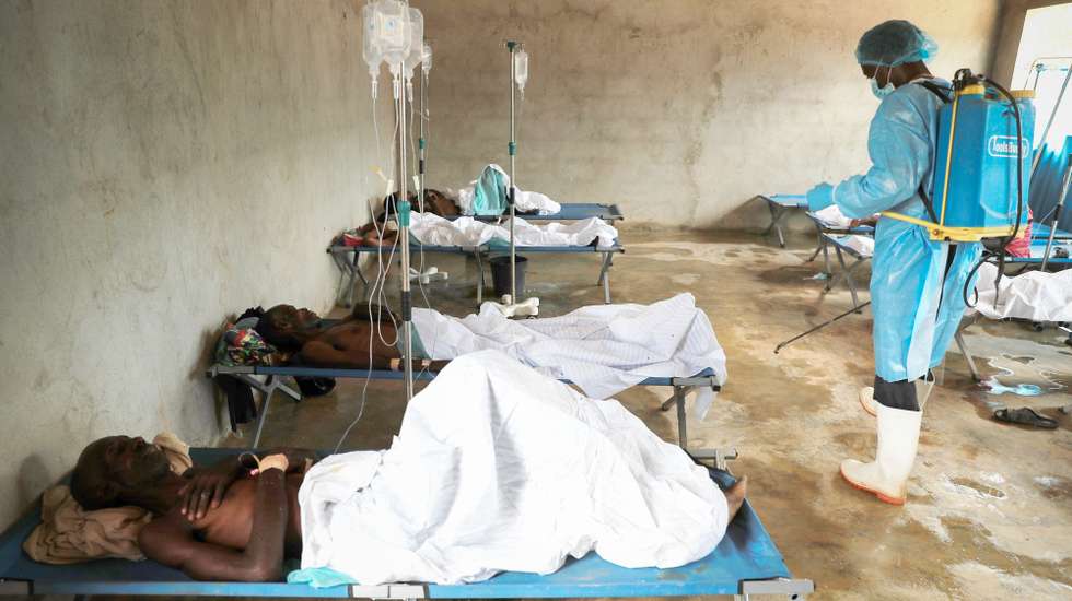 Desinfeção da sala de internamento na localidade de Luinha, na comuna da Canhoca na província do Kwanza Norte, sujeita a cerca sanitária devido a um surto de cólera, Luinha, Angola, 20 de março de 2025.  (ACOMPANHA TEXTO DE 22-03-2025)  AMPE ROGÉRIO/LUSA
