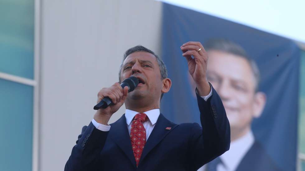 epa12014028 Leader of Turkey's main opposition Republican People's Party (CHP) Ozgur Ozel attends a CHP rally against the detention of the mayor of Istanbul, in Ankara, Turkey, 06 April 2025. Istanbul mayor Ekrem Imamoglu of the Republican People's Party (CHP) was jailed and dismissed by the Turkish Ministry of Interior on 23 March on corruption charges, following his detention on 19 March along with 100 others.  EPA/NECATI SAVAS