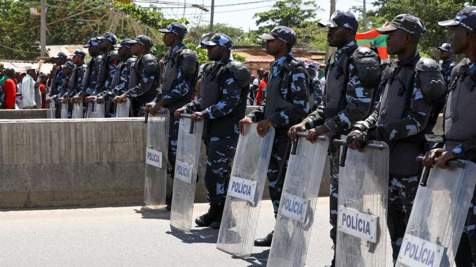 Membros da Polícia angolana escoltam os participantes na marcha da cidadania "Por uma Angola Livre da Fome", que contou com presença militantes e simpatizante da Frente Patriótica Unida (FPU), e da Casa-Ce, em Luanda, Angola, 23 de novembro de 2024. AMPE ROGÉRIO/LUSA