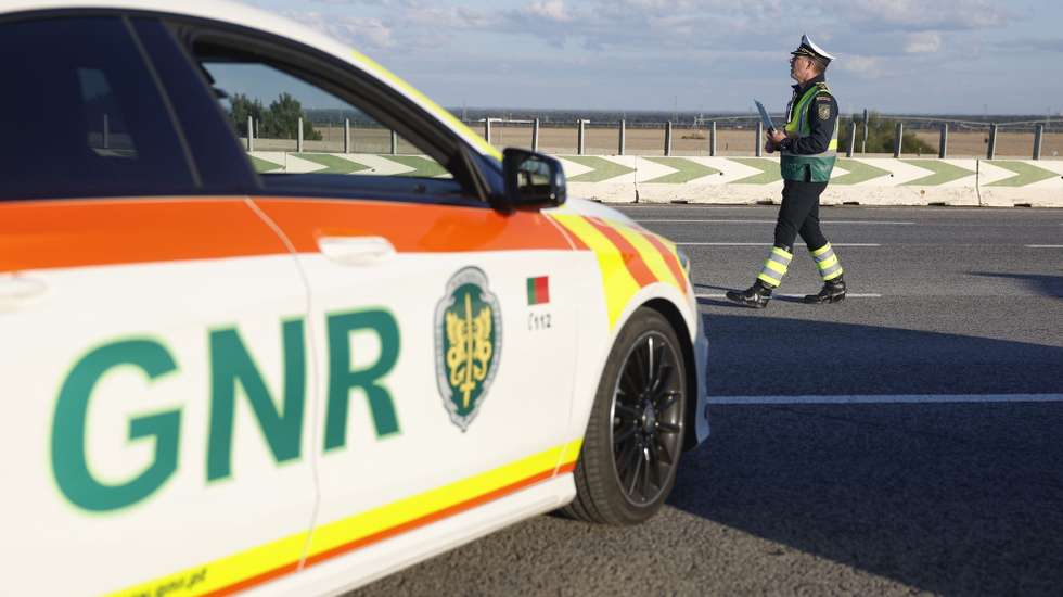 Um agente da Guarda Nacional Republicana (GNR), durante uma ação de fiscalização no âmbito da campanha “Festas MAIs Seguras”, nas portagens do Pinhal Novo, em Setúbal, 30 de dezembro de 2024. ANTÓNIO PEDRO SANTOS/LUSA