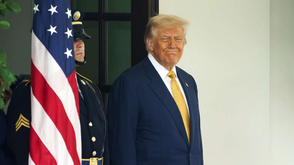 epa12241525 US President Donald Trump waits before greeting Bahrain's Prime Minister and Crown Prince Sheikh Salman bin Hamad al-Khalifa at the White House in Washington, DC, USA, 16 July 2025.  EPA/WILL OLIVER