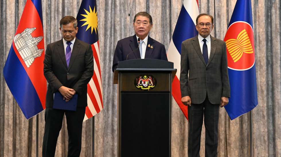 epa12268019 Thailand's acting Prime Minister Phumtham Wechayachai (C) speaks during a press conference next to Cambodia's Prime Minister Hun Manet (L) and Malaysia's Prime Minister Anwar Ibrahim (R) after talks on a possible ceasefire between Thailand and Cambodia in Putrajaya, Malaysia, 28 July 2025. Thailand and Cambodia's leaders are due to meet for peace talks on 28 July, as a festering territorial dispute along their shared frontier dragged into a fifth day of open combat.  EPA/MOHD RASFAN / POOL