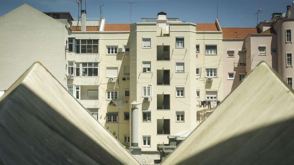 Visão geral de um bairro habitacional, em Lisboa, 21 de maio de 2025. Habitação. Arquitetura. Construção Civil. Gruas. ANTÓNIO PEDRO SANTOS/LUSA