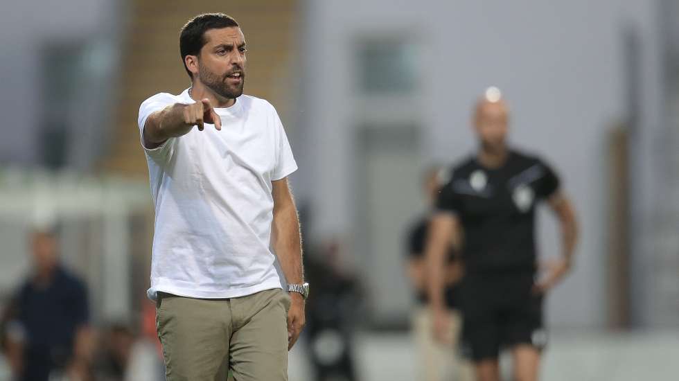 O treinador do Moreirense, Vasco Botelho da Costa, durante o jogo da 1ª jornada da Primeira Liga de futebol contra o Alverca realizado no Estádio Comendador Joaquim de Almeida Freitas, em Moreira de Cónegos, 10 de agosto de 2025. MANUEL FERNANDO ARAÚJO/LUSA