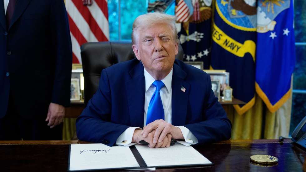 epa12391153 United States President Donald J Trump winks to the media during an Executive Order signing which authorizes the new Trump Gold Card, a visa program to be overseen by the Secretary of Commerce 'that will facilitate the entry of aliens who have demonstrated their ability and desire to advance the interests of the United States by voluntarily providing a significant financial gift to the nation' in the Oval Office of the White House in Washington, DC, USA, 19 September 2025.  EPA/Aaron Schwartz / POOL