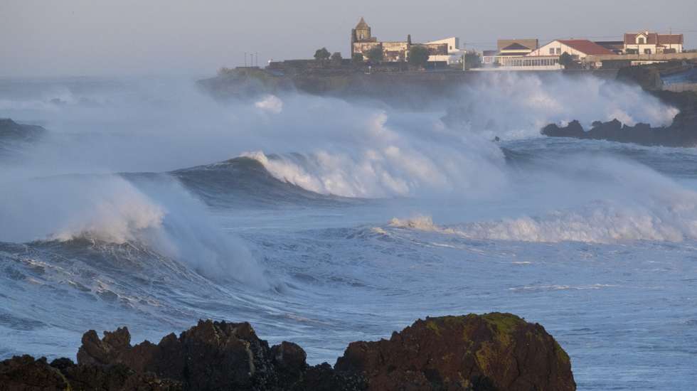 Mar agitado e vento forte em São Mateus da Calheta, ilha Treceira, Açores, 26 de setembro de 2025. O ciclone tropical Gabrielle que atinge os Açores deixou de ser um furacão de categoria 1 e passou a ser uma depressão pós-tropical, mas as preocupações mantêm-se, segundo o Instituto Português do Mar e da Atmosfera (IPMA). ANTÓNIO ARAÚJO/LUSA