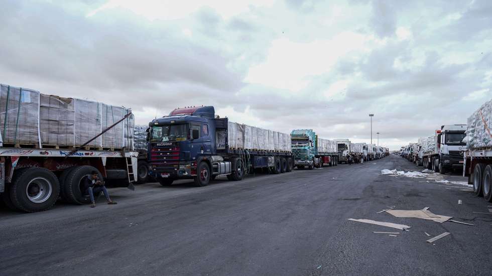 epa12448002 Humanitarian aid trucks are lined up before proceeding towards the Rafah border crossing, between Egypt and the Gaza Strip, in Rafah, North Sinai, Egypt, 12 October 2025. An increase of the number of trucks loaded with humanitarian aid were allowed into the Gaza Strip as part of the ceasefire agreement between Israel and Hamas, and ahead of the scheduled October 13th Sharm El-Sheikh Peace Summit to end the conflict in Gaza.  EPA/STRINGER