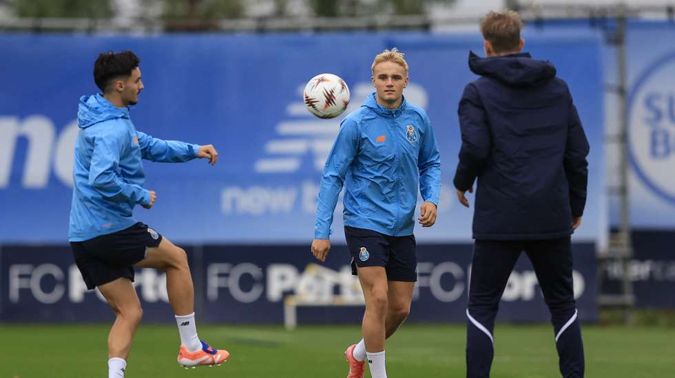 FC Porto's Stephen Eustáquio (L) and  Victor Froholdt (C) attend a training session at Olival Center Training, in Vila Nova de Gaia, Portugal, 5 November 2025. FC Porto will play against FC Utrecht for the UEFA Europa League on 6 November 2025. JOSÉ COELHO/LUSA
