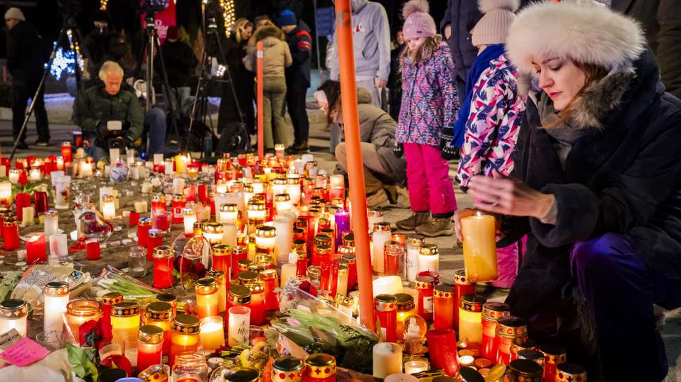 epaselect epa12621910 People pay their respects to the victims with flowers and candles near the area where a fire broke out during the New Year's celebrations in Crans-Montana, Switzerland, 02 January 2026. According to the police, several dozen people lost their lives in the fire that devastated the bar 'Le Constellation' on New Year's Eve in the Swiss Alps resort of Crans-Montana. Around one hundred people were also reported injured.  EPA/JEAN-CHRISTOPHE BOTT