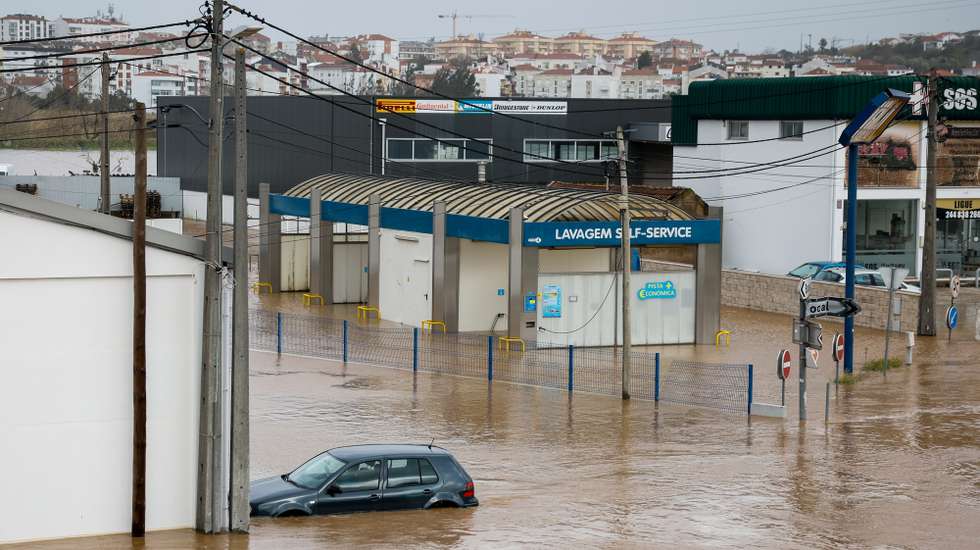 Zona que ficou submersa pela subida da água do Rio Lis devido ao mau tempo, em Leiria, 05 de fevereiro de 2026. Onze pessoas morreram em Portugal desde a semana passada na sequência da passagem das depressões Kristin e Leonardo, que provocaram também algumas centenas de feridos e desalojados. ANTÓNIO PEDRO SANTOS/LUSA