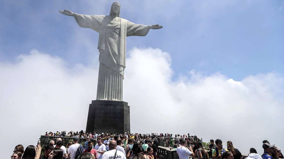 epa08299271 Tourists visit the Corcovado monument in Rio de Janeiro, Brazil, 13 March 2020 (Issued 16 March 2020). Rio de Janeiro, the most emblematic state of Brazil, entered into a state of emergency due to the coronavirus pandemic and will close to the public its main tourist spots, such as Corcovado and Sugarloaf from 17 March, Governor Wilson Witzel announced.  EPA/Antonio Lacerda