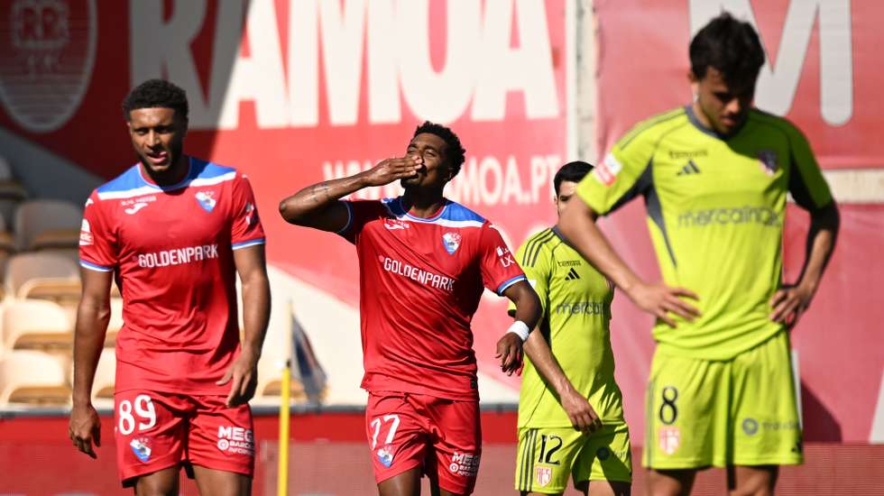O jogador do Gil Vicente Murilo Costa (C), festeja após marcar um golo contra o AVS durante o jogo da I Liga de futebol realizado no Estádio Cidade Barcelos, 03 de abril de 2026. FERNANDO VELUDO/LUSA