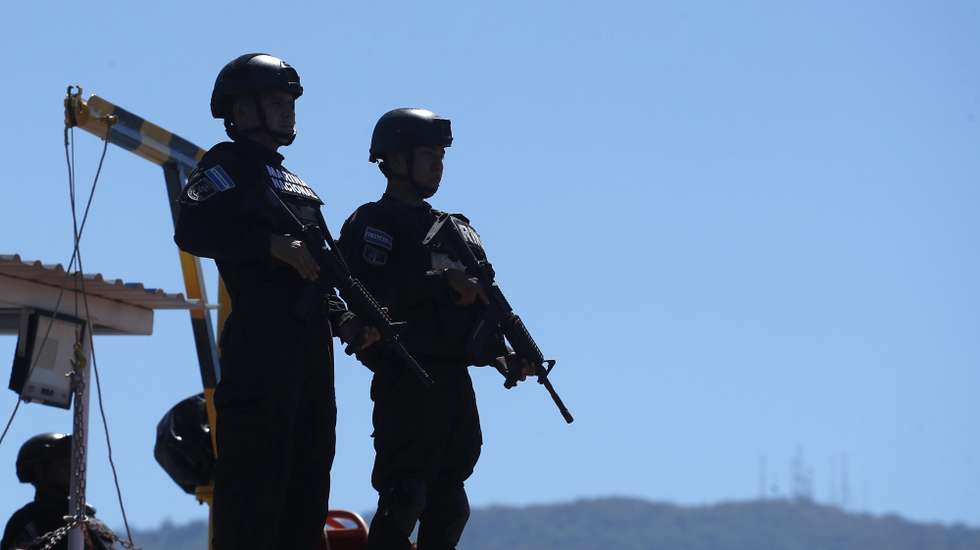 epaselect epa12760227 Members of the El Salvador Navy stand guard in La Union, El Salvador, 19 February 2026. Authorities from El Salvador's Security Cabinet presented the 6.6-tonne shipment to the press. The drugs were seized in Pacific waters and, according to Salvadoran President Nayib Bukele, represent the largest haul in the country's history.  EPA/RODRIGO SURA