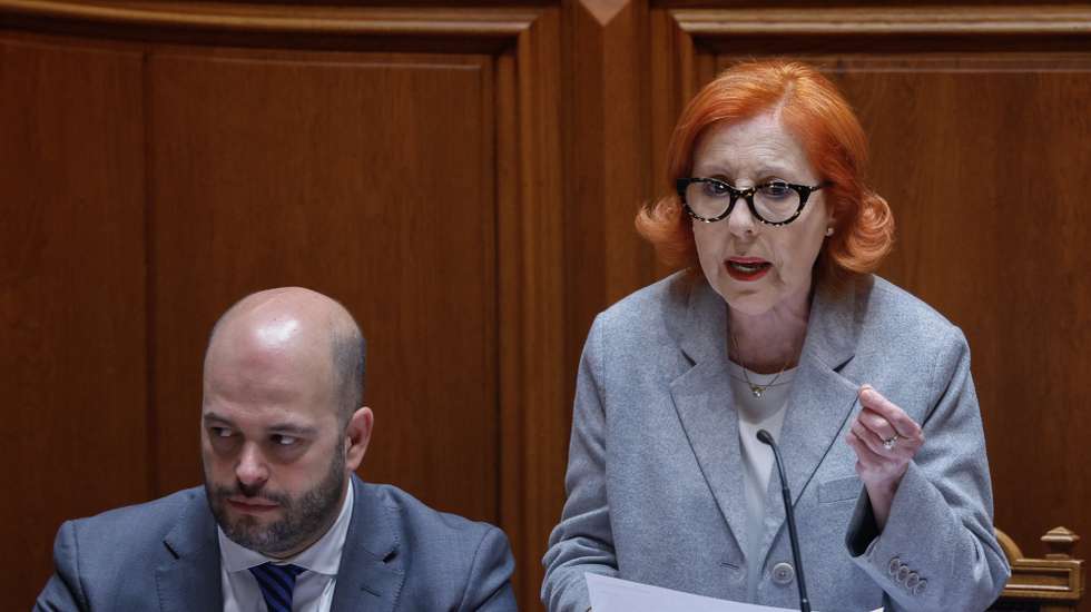 A ministra do Ambiente e Energia, Maria da Graça Carvalho (D), ladaeada pelo secretário de Estado Adjunto da Energia, Jean Barroca (E), intervém durante o debate setorial na Assembleia da República, em Lisboa, 24 de abril de 2026. ANTÓNIO PEDRO SANTOS/LUSA