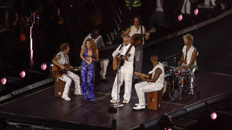 epa12929300 Colombian singer Shakira (C L) performs alongside Brazilian singer Caetano Veloso (C R) during a concert on Copacabana Beach in Rio de Janeiro, Brazil, 02 May 2026.  EPA/ANTONIO LACERDA