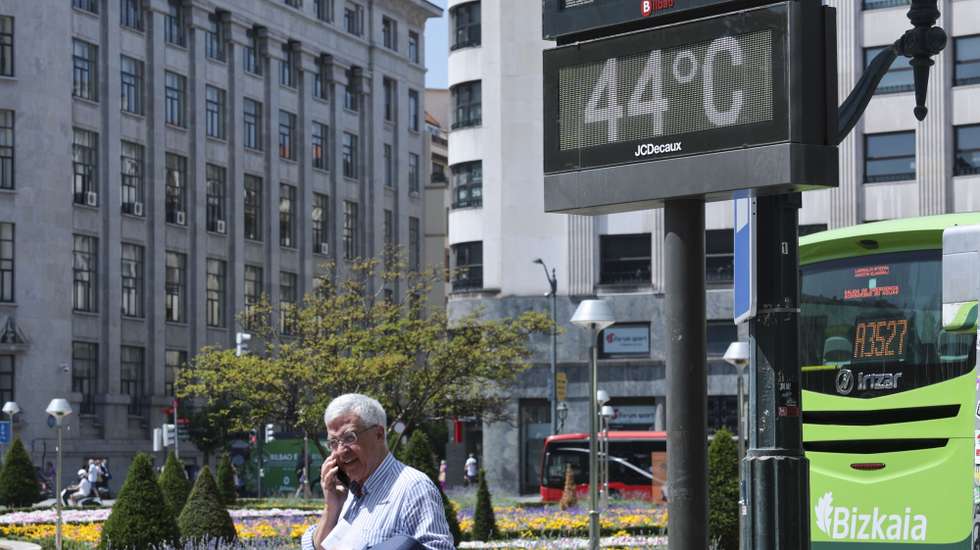 epa13060782 A street thermometer reads 44 degrees Celsius in Bilbao, Basque Country, northern Spain, 24 June 2026. The temperature is forecast to reach up to 42 degrees Celsius in the city during the day.  EPA/Luis Tejido