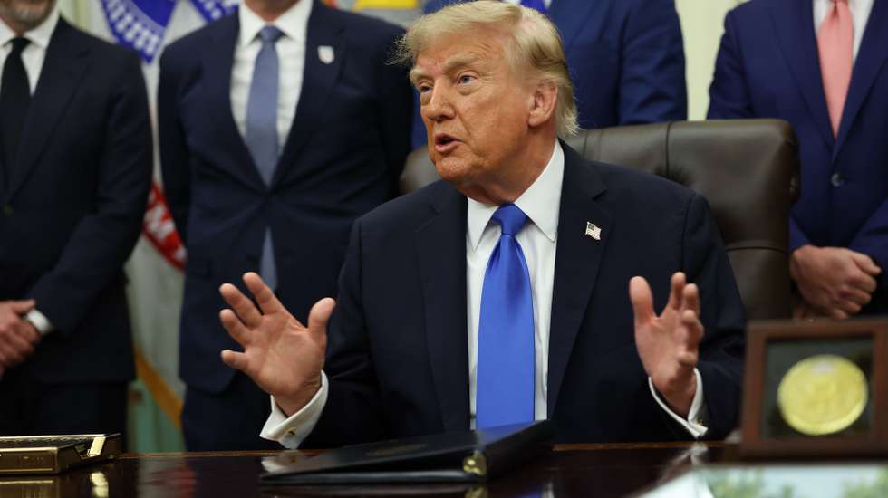 epa13207646 President Donald Trump meets with major travel company executives in the Oval Office at the White House in Washington, DC, USA, 02 September 2026.  Executives from American Airlines, Marriott, MGM Resorts, and Carnival are meeting with the President after the industry saw a boost from the World Cup despite international arrivals falling 5.5 percent in 2025 due to a number ​of factors including ​lengthy ⁠visa interview wait times, stricter immigration policies, tariffs, and ⁠US ​travel restrictions for ​some countries.  EPA/Samuel Corum / POOL