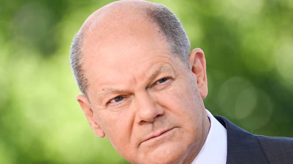 epa10049247 German Chancellor Olaf Scholz during the traditional summer interview at 'Report from Berlin' show on German public broadcaster ARD, in Berlin, Germany,  03 July 2022.  EPA/FILIP SINGER