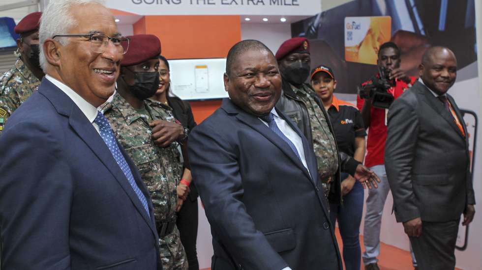 O primeiro-ministro de Portugal, António Costa (E), acompanhado pelo Presidente da República de Moçambique, Filipe Nyusi (C), durante a vista à Feira Internacional de Maputo (FACIM), em Maputo, Moçambique, 02 de setembro de 2022. António Costa está em Maputo para participar na V Cimeira Luso-moçambicana que começa hoje em Maputo, e tem como objetivo aprofundar as relações bilaterais e celebrar diversos acordos de cooperação. LUÍSA NHANTUMBO/LUSA