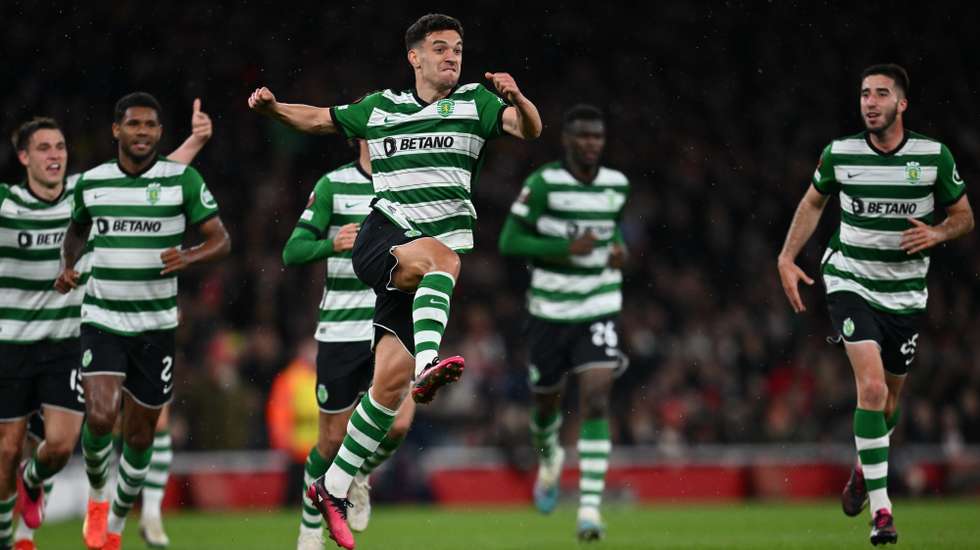 Pedro Gonçalves marcou um golo quase do meio-campo que deu o empate ao Sporting em Londres antes da decisão por grandes penalidades