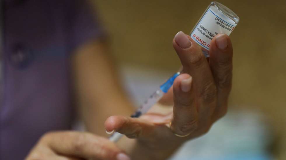 Uma enfermeira prepara uma dose da vacina da Moderna no Centro de Vacinação do Seixal, 7 de abril de 2021. MIGUEL A. LOPES/LUSA