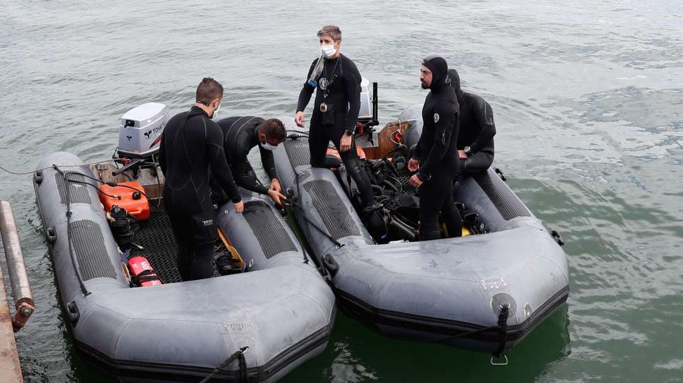 Mergulhadoress participam no primeiro exercício nacional da série ESCAPEX na Base Naval de Lisboa, no Alfeite, Almada, 17 de setembro de 2020. O submarino Tridente irá assentar no fundo da Base Naval de Lisboa, no Alfeite, de onde oito militares, submarinistas, treinados e clinicamente examinados irão abandonar um por um o interior do submarino até à superfície. ANTÓNIO COTRIM/LUSA